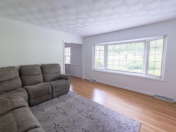 5th image of 733 Spring St
