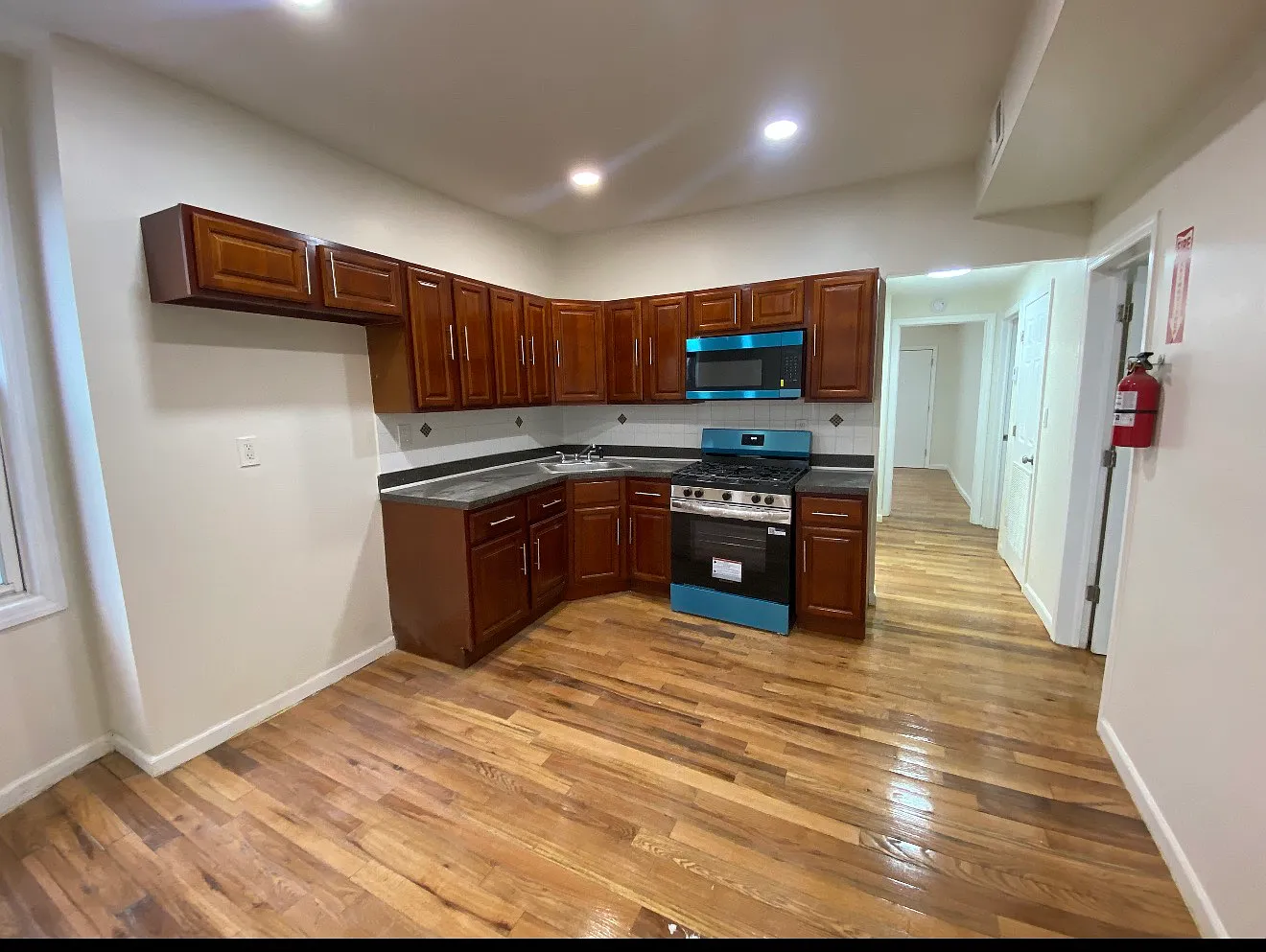 3 bed, 930 sqft, $2,450 — Photo 4