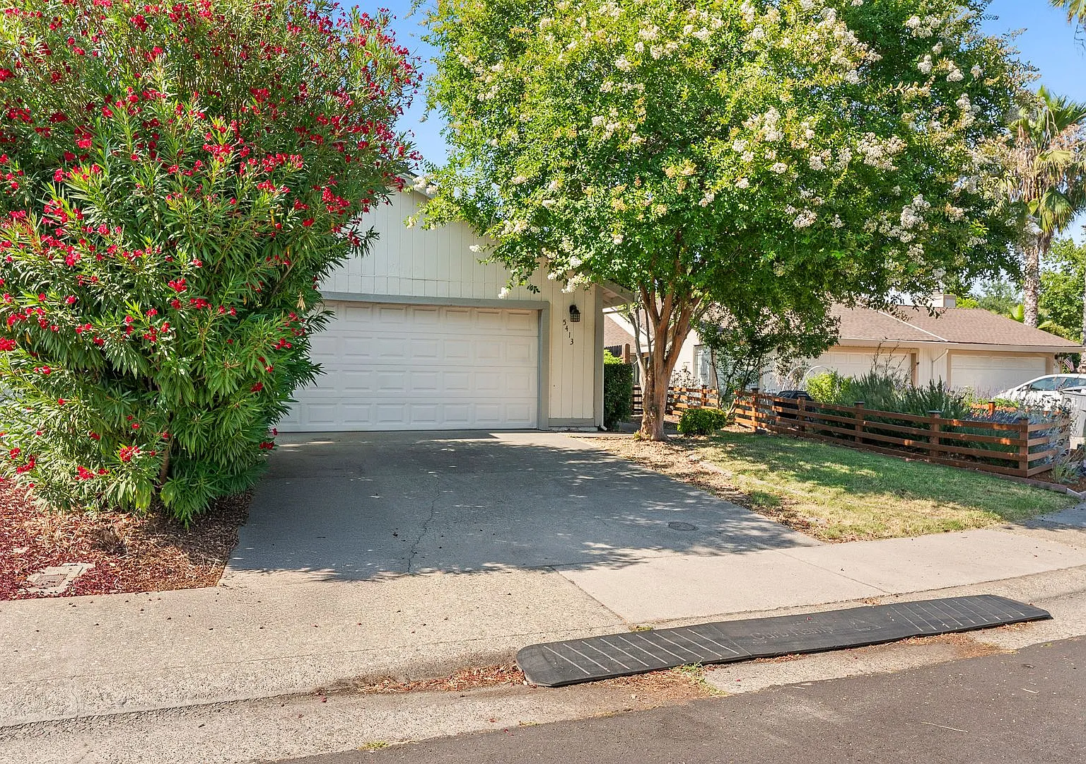 Charming 2 Bedroom 2 Bath Duplex — Photo 1