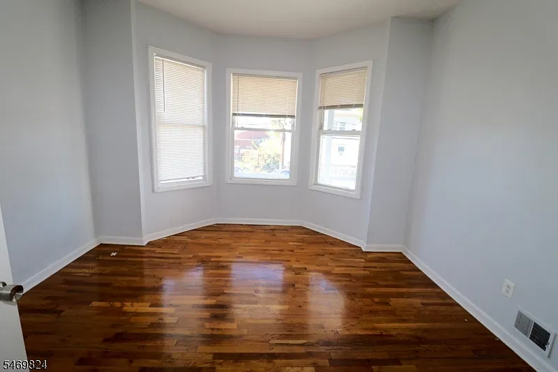 4 bed, 2.0 bath, 1300 sqft, $2,500 — Photo 4