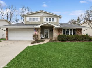 334 S Cedarcrest Dr, Schaumburg, IL 60193