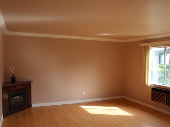 Living room with fireplace and Airconditioner