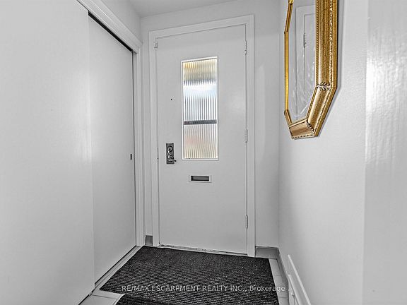 3rd image of 33 Mill St S