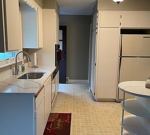 5th image of 1211 W Oakton St