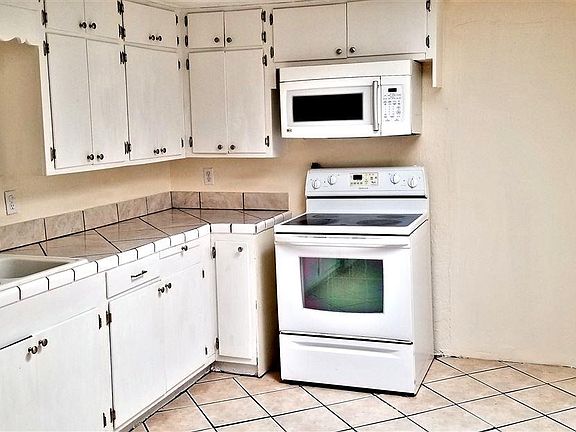 3rd image of 613 N Ash St