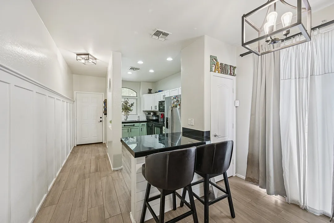 Bright 3-Bedroom Home in Gated Mesa, AZ Community — Photo 2