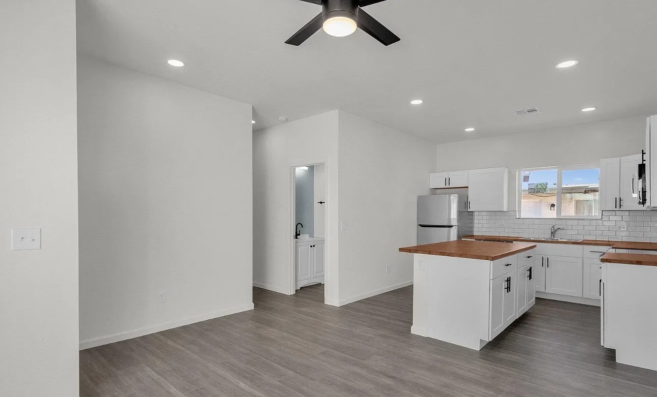 220 4th Ave E — Photo 3