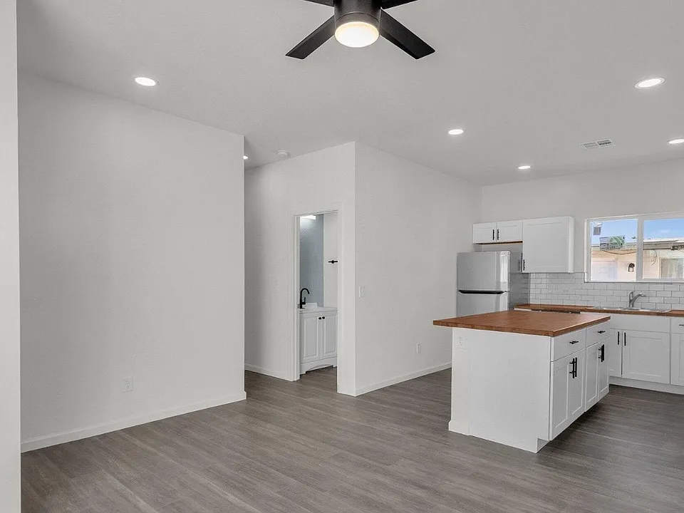220 4th Ave E #1
