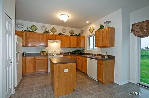 3rd image of 100 Foxwood Dr