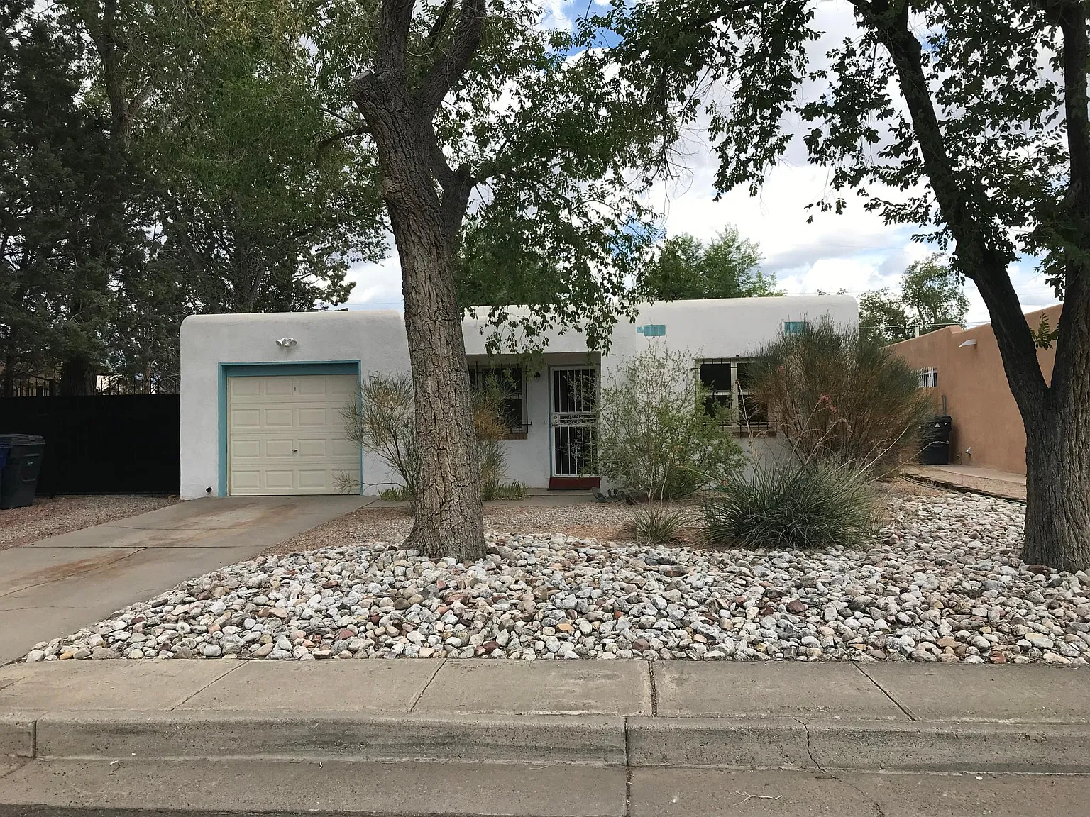 2 bed, 806 sqft, $1,350 — Photo 2