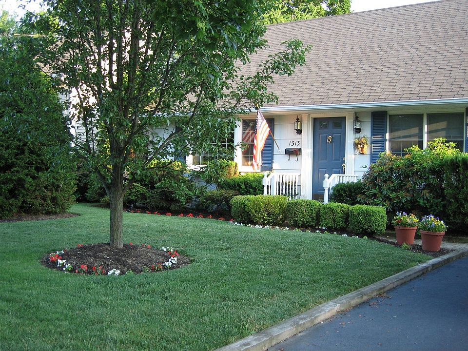 1st image of 1313 Willow Dr