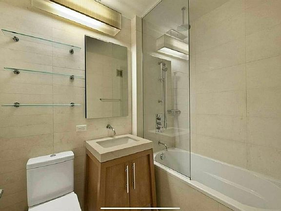 5th image of 88 Greenwich St #1121A