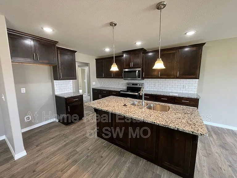 327 Forest Hollow St — Photo 5