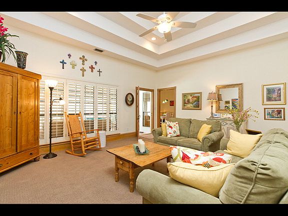 4th image of 208 E Kiwi St