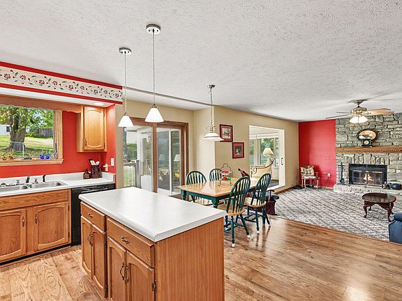 3rd image of 13 Honey Tree Ln
