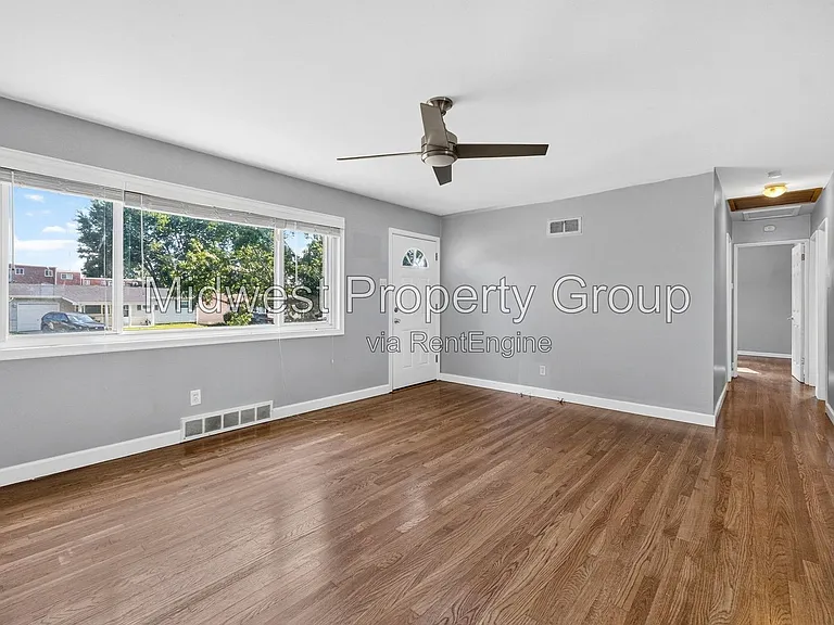 1205 Acredale Dr — Photo 2