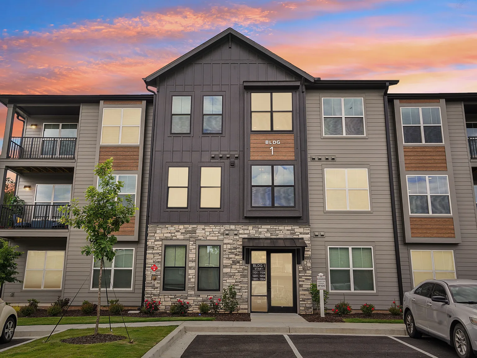 The Pullman Luxury Apartments — Photo 2