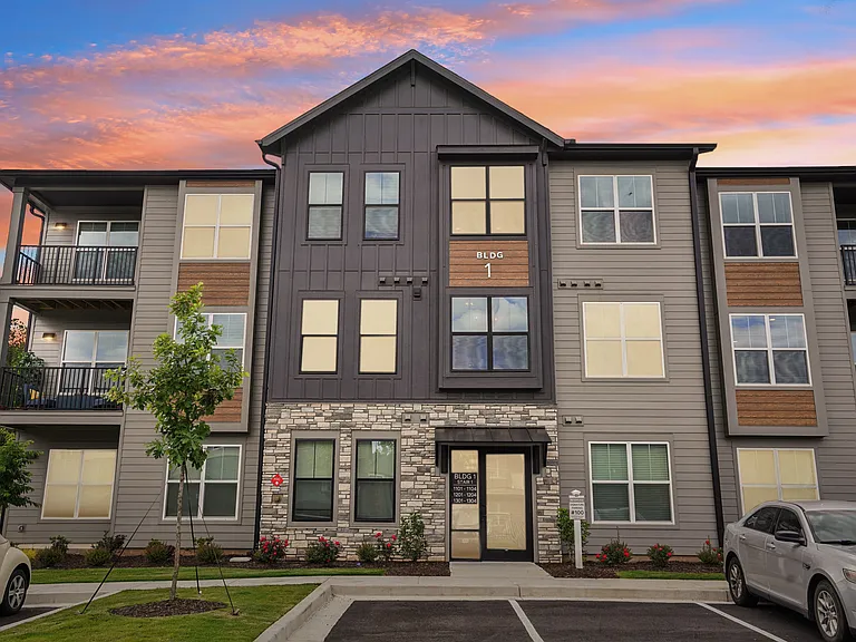 The Pullman Luxury Apartments — Photo 2