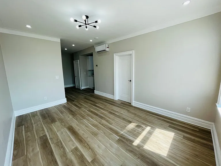 Stunning Building 1bed/ 1bath unit available. — Photo 11