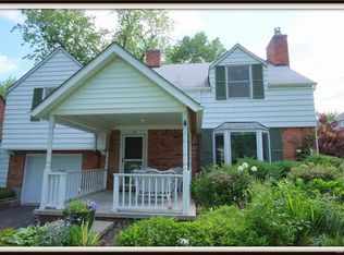 98 Meadowbrook Rd, Williamsville, NY 14221