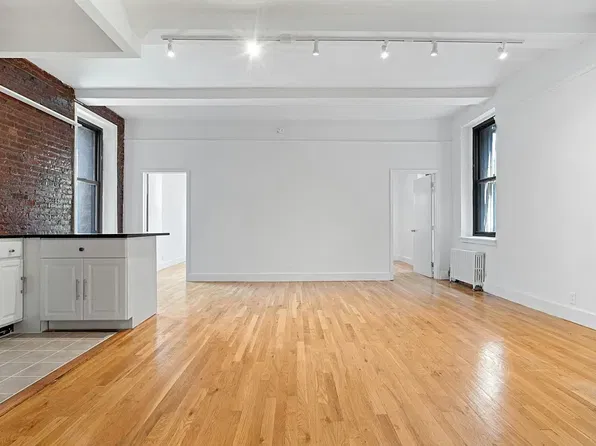 37 W 8th St #42, New York, NY 10011