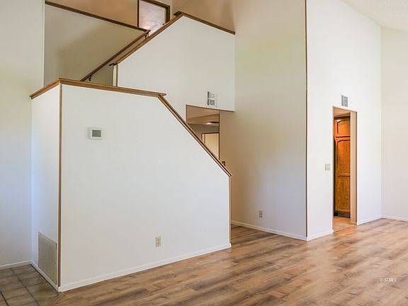 5th image of 946 Roosevelt St