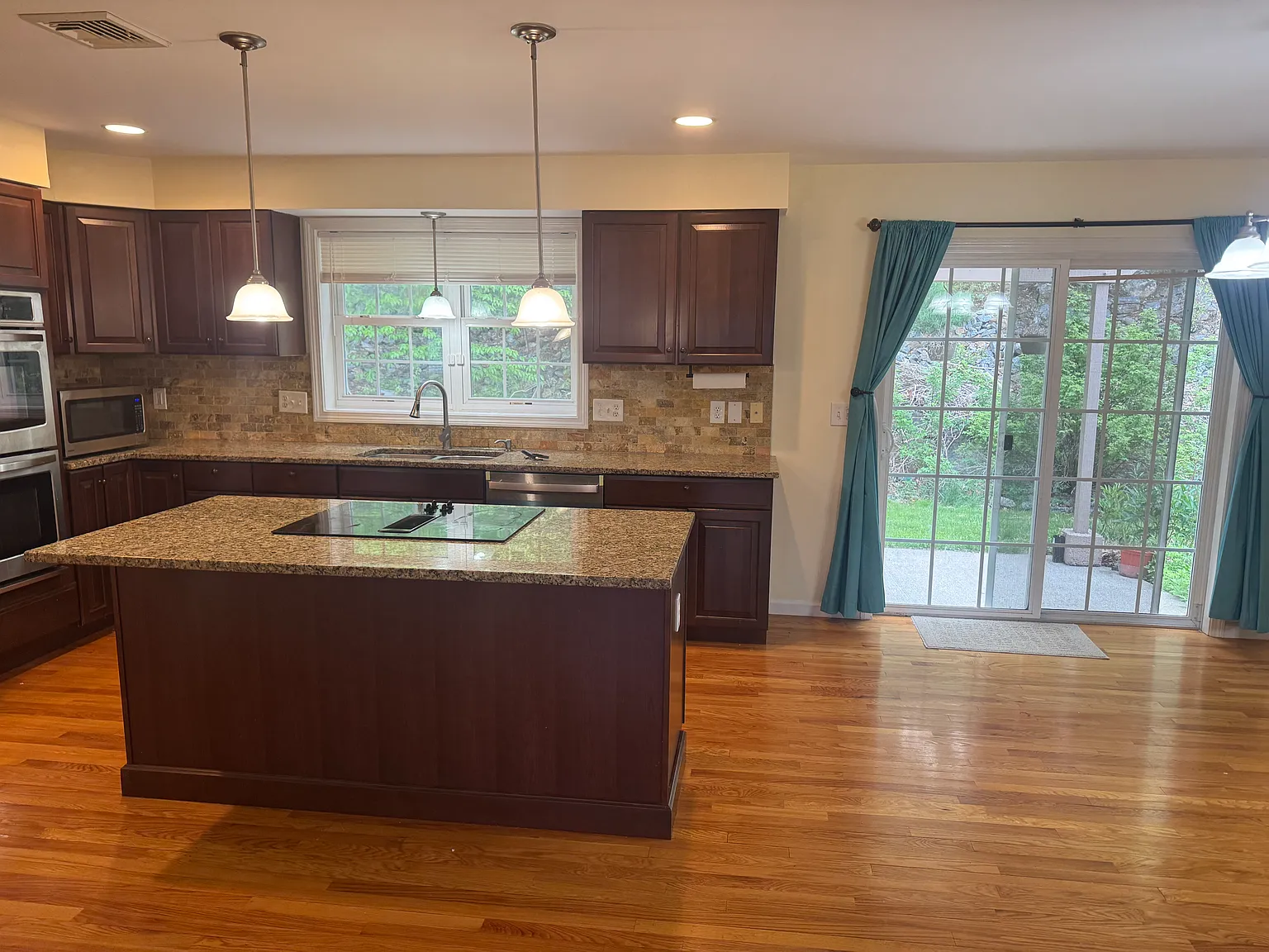 4 bed, 2388 sqft, $3,600 — Photo 3
