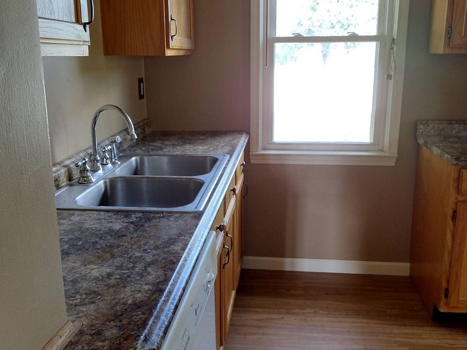 1st image of 401 Oakwood St