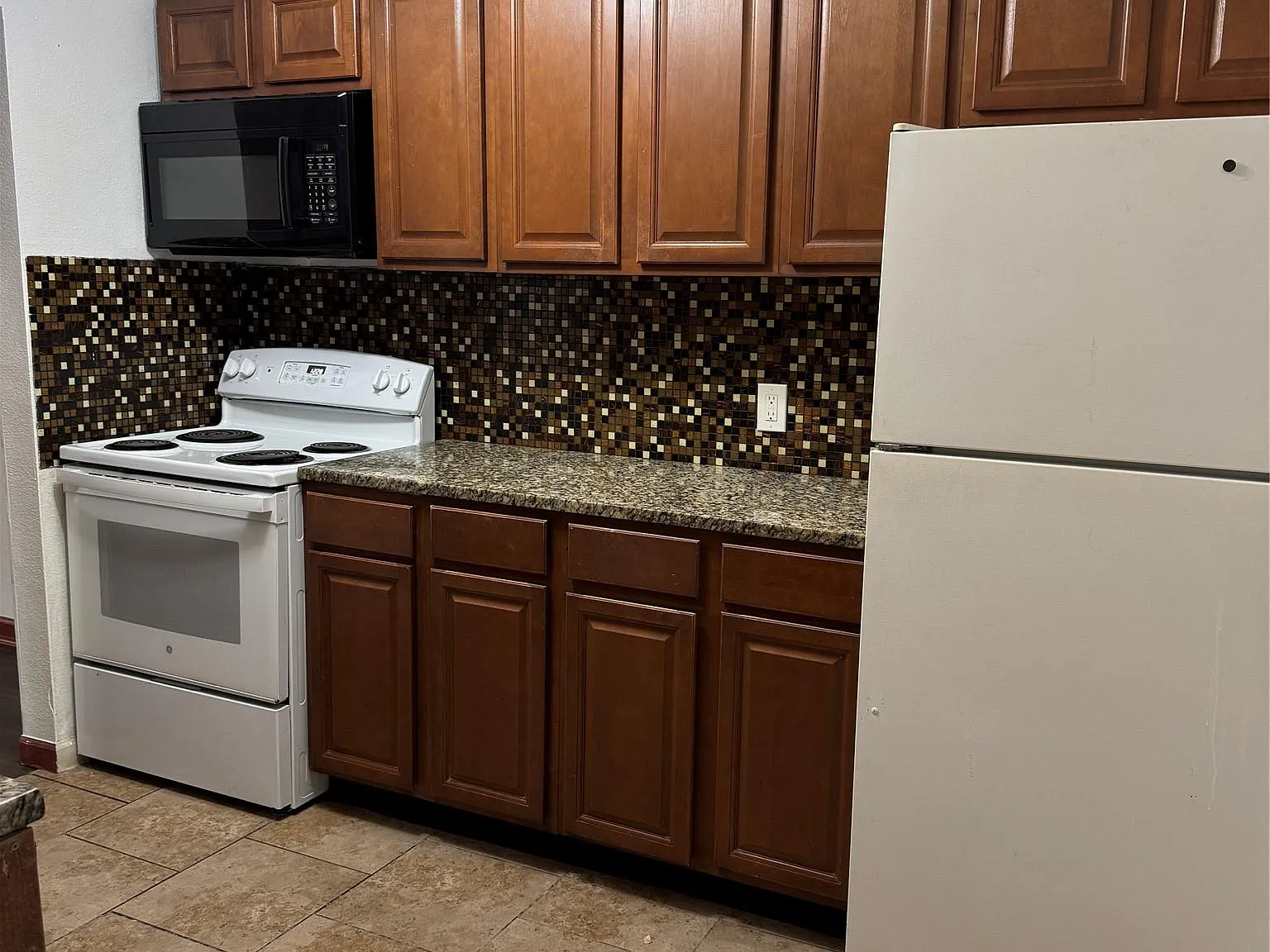 2 bed, 1.0 bath, 952 sqft, $1,200 — Photo 1