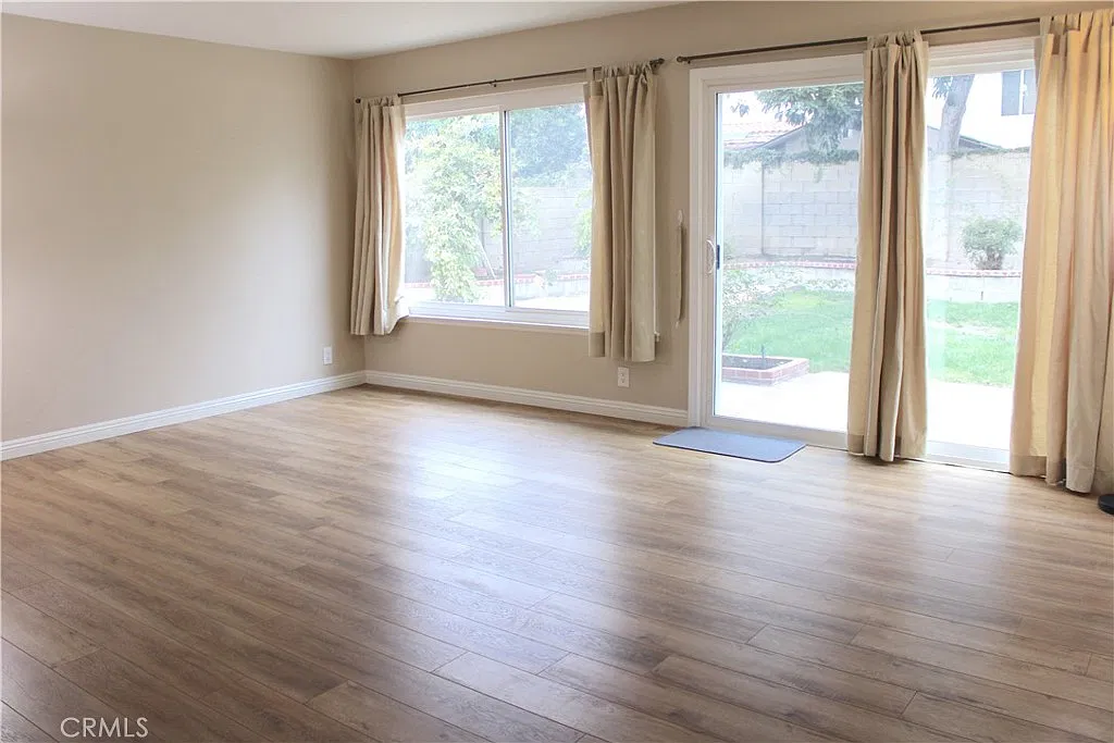 4 bed, 2344 sqft, $5,200 — Photo 2