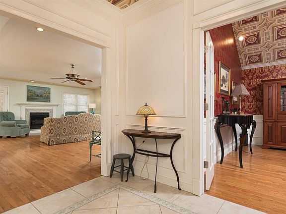 3rd image of 10 Marta Ln