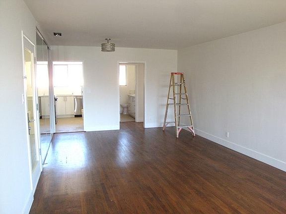 5th image of 3130 S Barrington Ave
