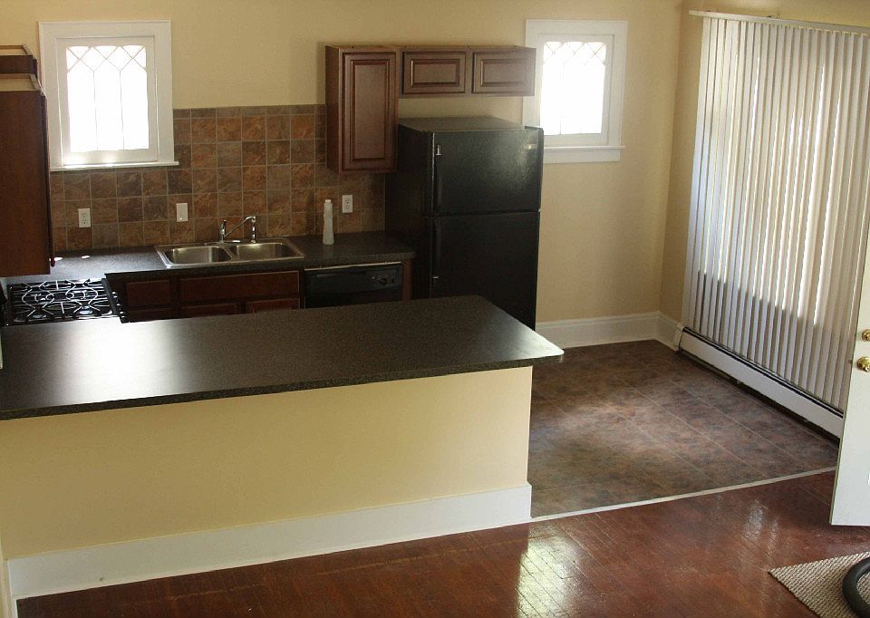 1st image of 212 N Summit St APT 2