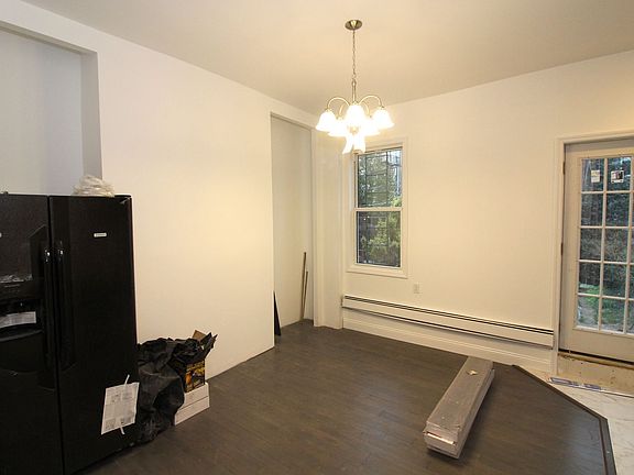 5th image of 42 Jewel St #1