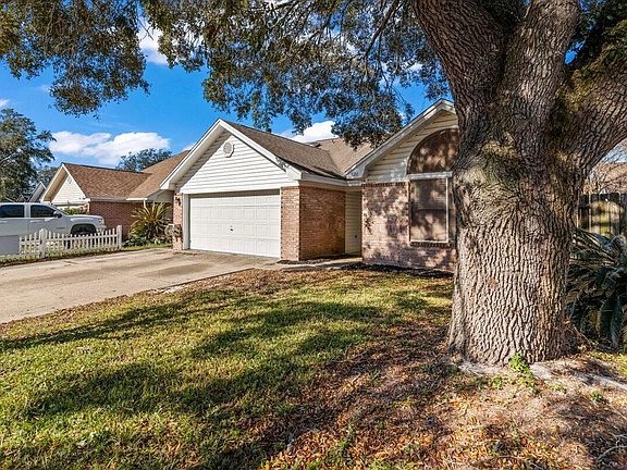 3rd image of 926 Village Ln