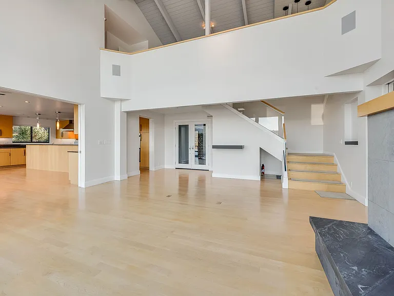363 E Strawberry Dr — Photo 13