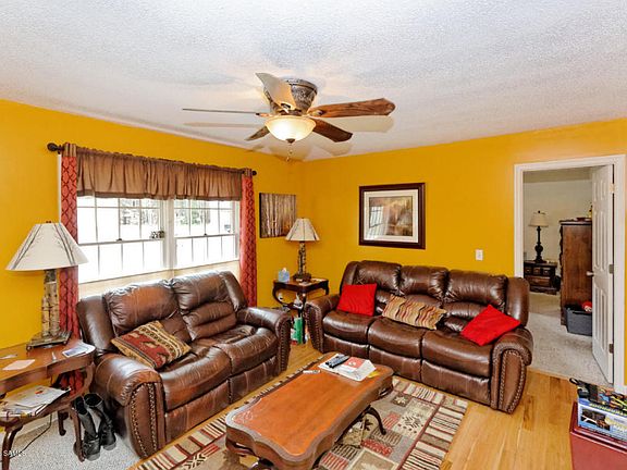 5th image of 30 Charlton Ln