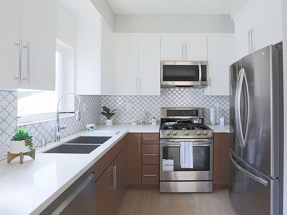 3rd image of 1242 N Beachwood Dr #1/2