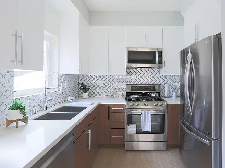 1242 N Beachwood Dr — Photo 3