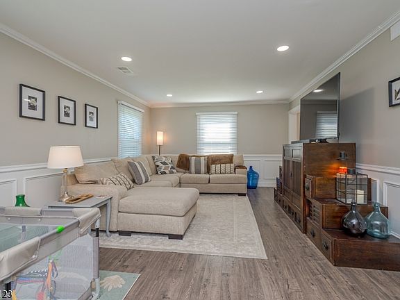 3rd image of 60 Midvale Ln