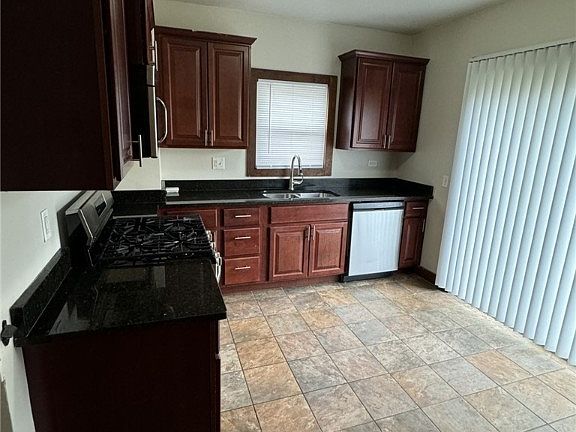 3rd image of 2098 Morrison Ave