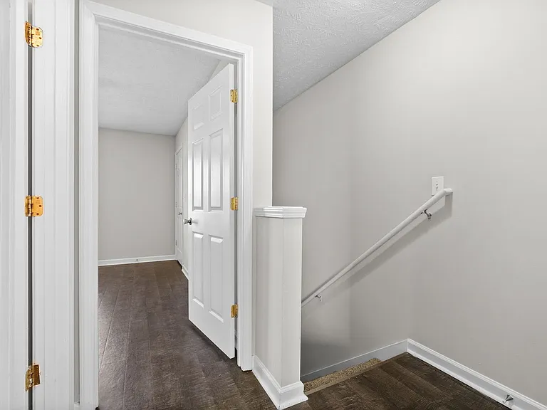 Executive Avenue-249 (x4) — Photo 15