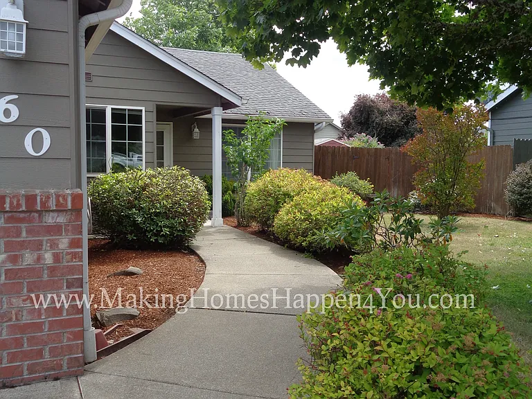 260 SW Oregon Trail Dr — Photo 2