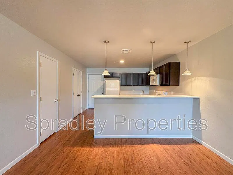 2 bed, 1.0 bath, 1095 sqft, $1,060 — Photo 3