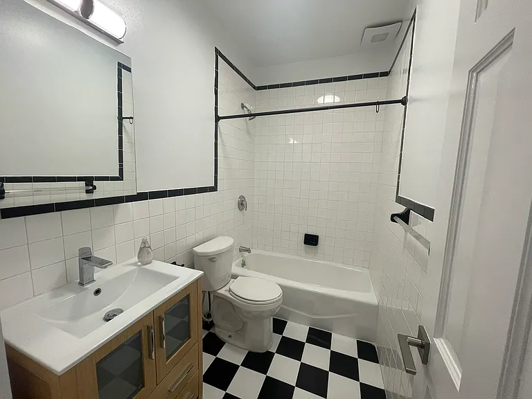 444 16th St #1 — Photo 7