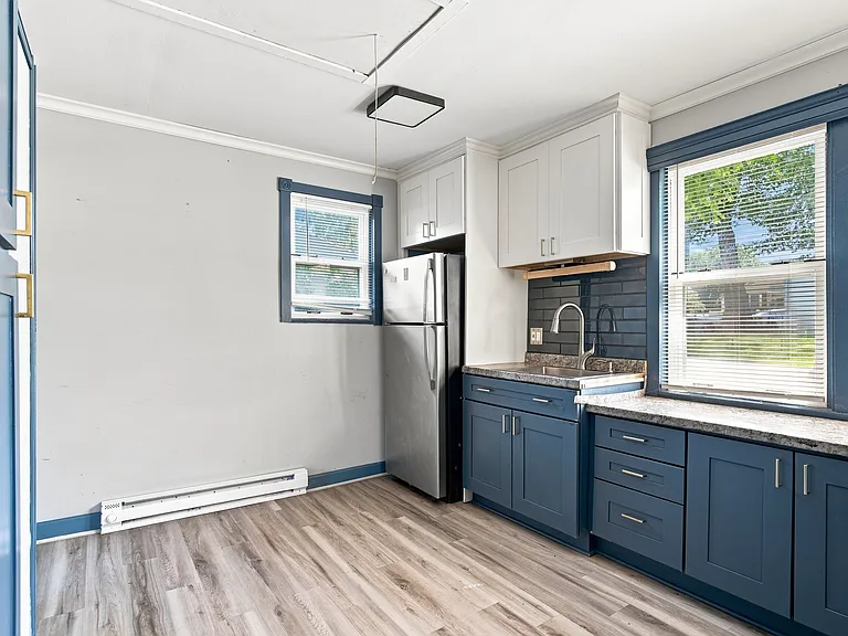 73 Roosevelt Ave — Photo 11