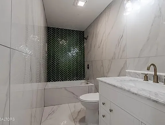 1017 Thompson Pl — Photo 7