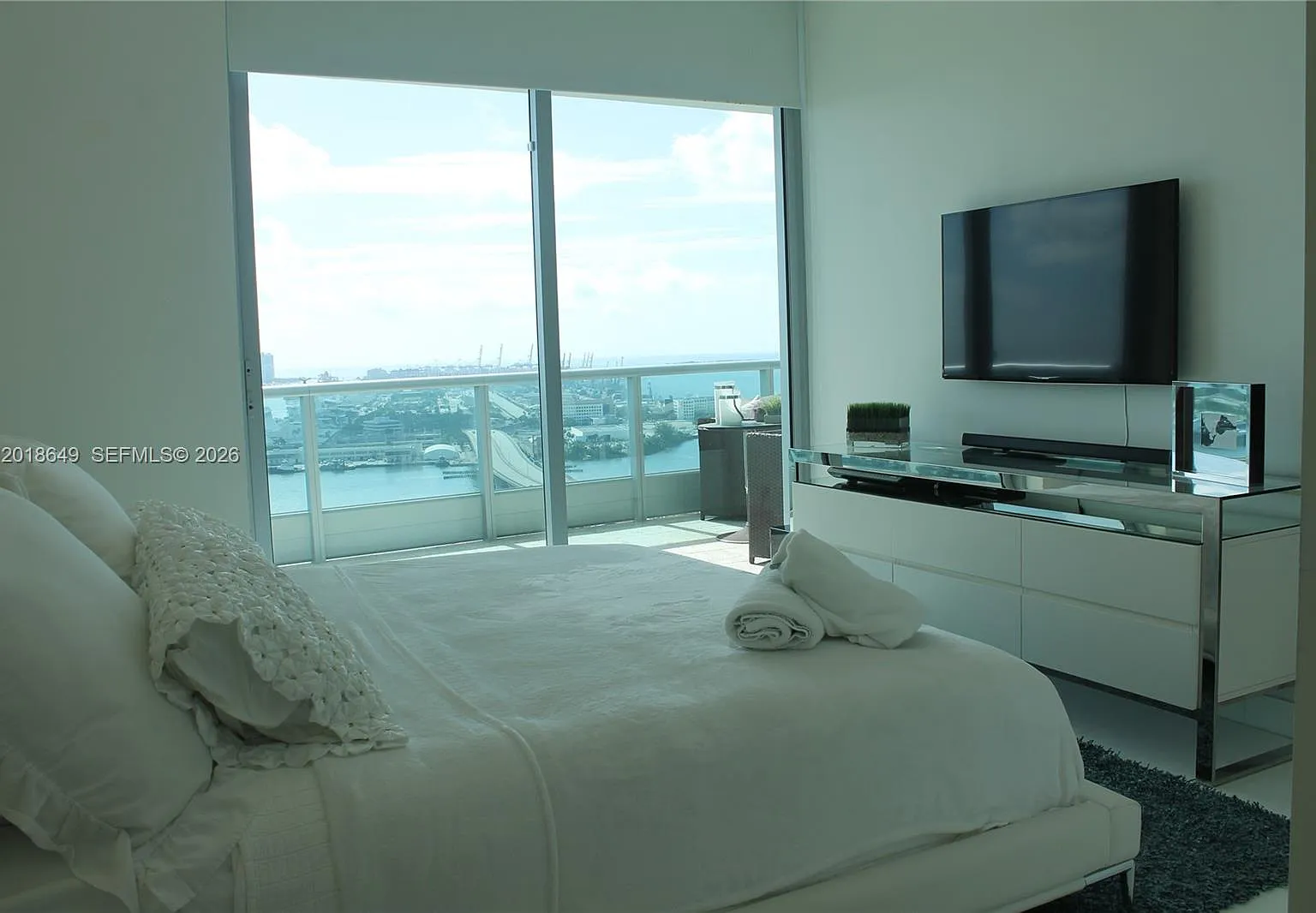 1 bed, 2.0 bath, 950 sqft, $5,499 — Photo 4