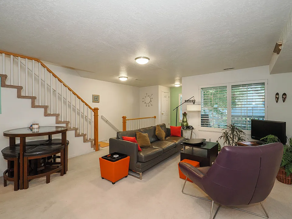274 E Millpoint Pl