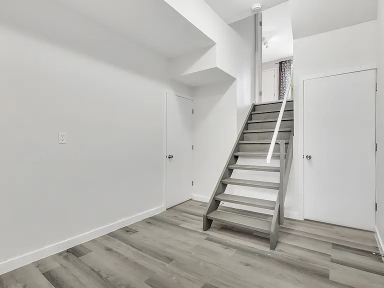 24 Taft Cres — Photo 17